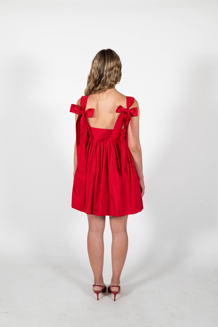 Back view of the signature Dolly Dress bin Poppy red Taffeta y House of Campbell.